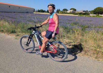 Ste Cécile - Christine devant champ lavandin