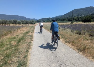 St. Roman - Groupe sur route au bord d'Eygues